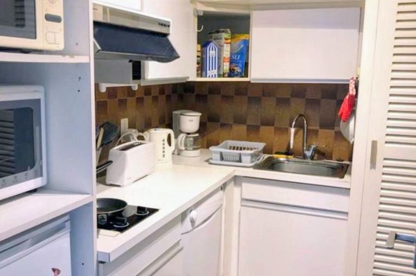 Cuisine fermée, équipée avec four et lave linge